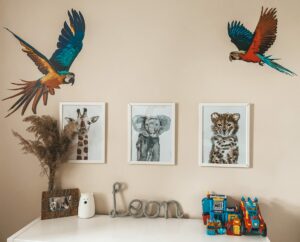 druk naścienny w pokoju dziecinnym przedstawiający papugi